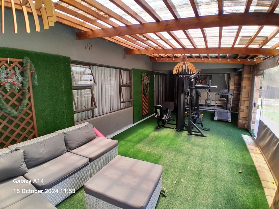 6 Bedroom Property for Sale in Protea Park North West